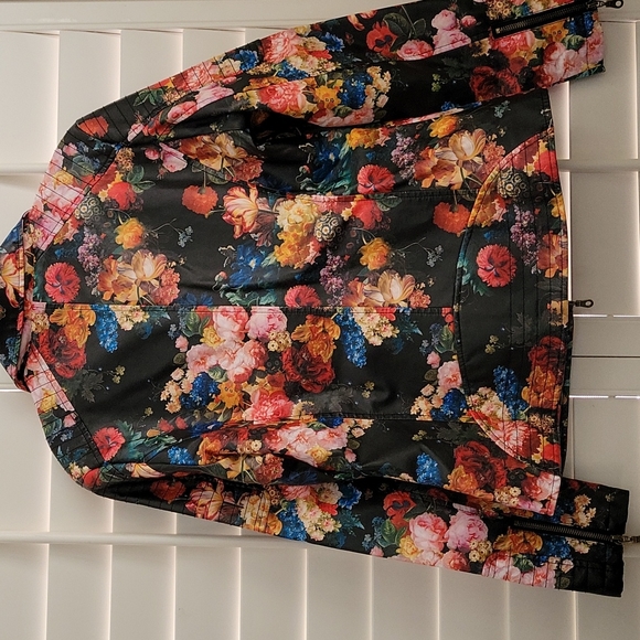 Jacket, floral, leather like sz L women.  Quilted detail back, cuffs & shoulder - Picture 3 of 8